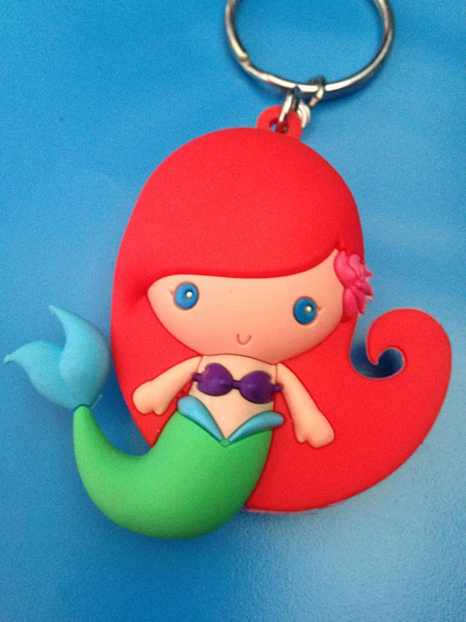 Porte clés disney disneyland paris : princesse Ariel La Petite Sirène en relief